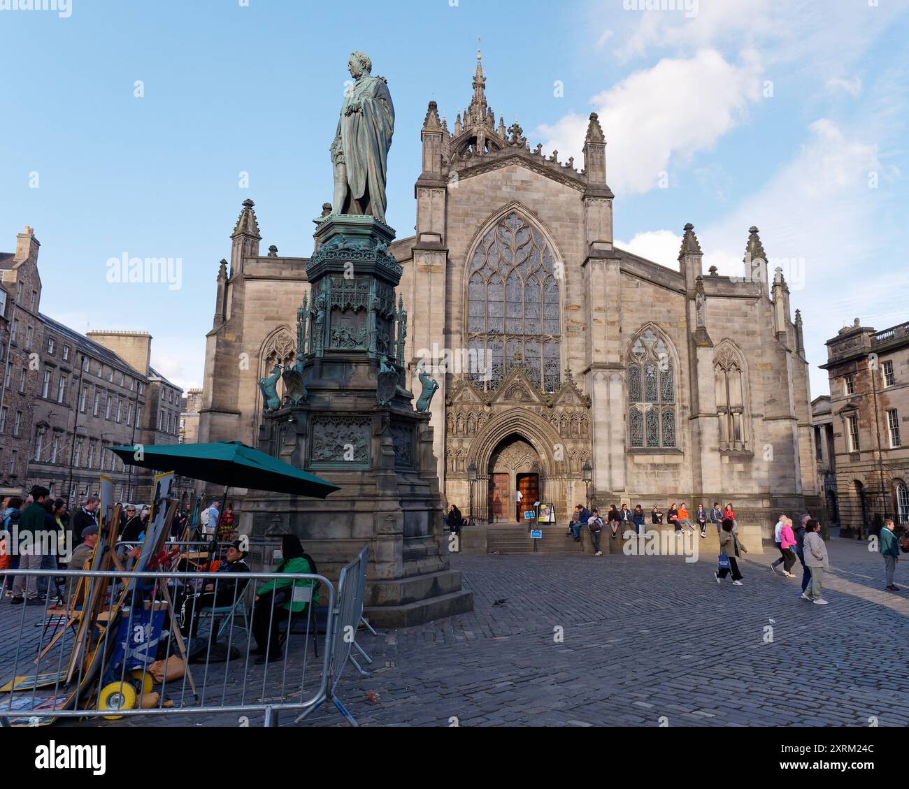 Touristes devant l'église St Giles sur le Royal Mile à Édimbourg, capitale de l'Écosse, 10 août 2024 Banque D'Images