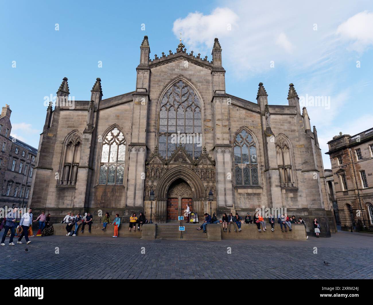Touristes devant l'église St Giles sur le Royal Mile à Édimbourg, capitale de l'Écosse, 10 août 2024 Banque D'Images