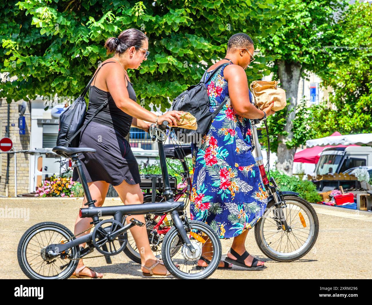 Deux femmes noires marchant avec des vélos - centre de la France. Banque D'Images