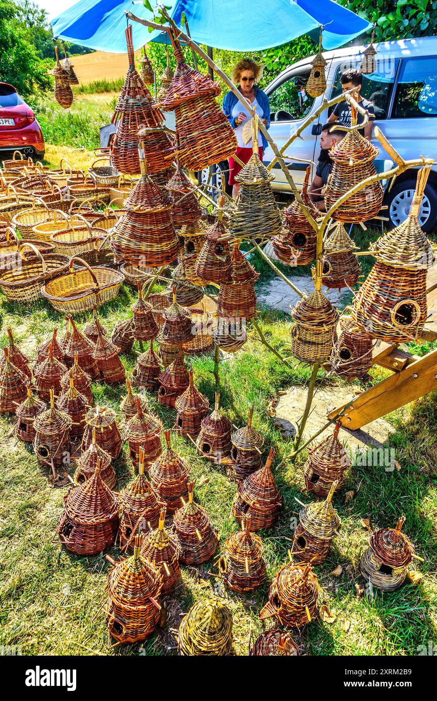 Exposition de maisons d'oiseaux suspendues tissées à la foire du pays - centre de la France. Banque D'Images