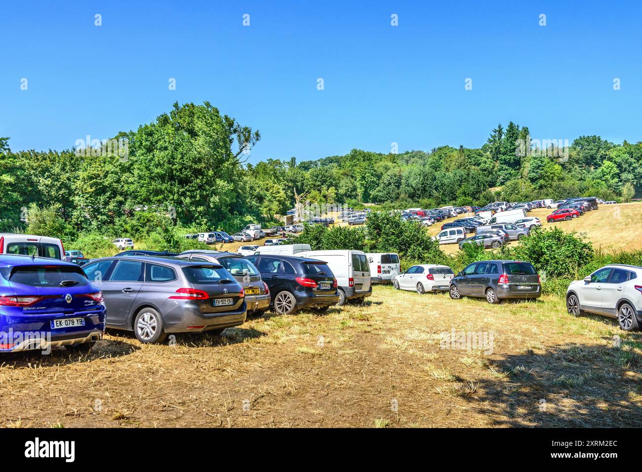 Voitures garées sur des terres agricoles lors de l'événement local du pays - centre de la France. Banque D'Images