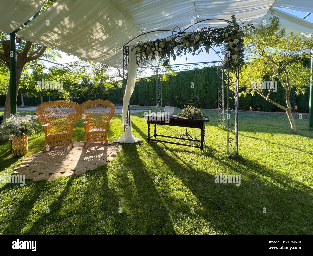 Vivez un mariage de rêve bohème dans notre autel inspiré de la nature. Échangez vos vœux dans un cadre extérieur serein orné de verdure luxuriante et vibrant. Banque D'Images