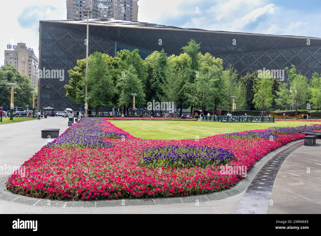 La place Tianfu, symbole de Chengdu, est située dans le centre-ville avec un joli jardin et entourée de gratte-ciel Banque D'Images