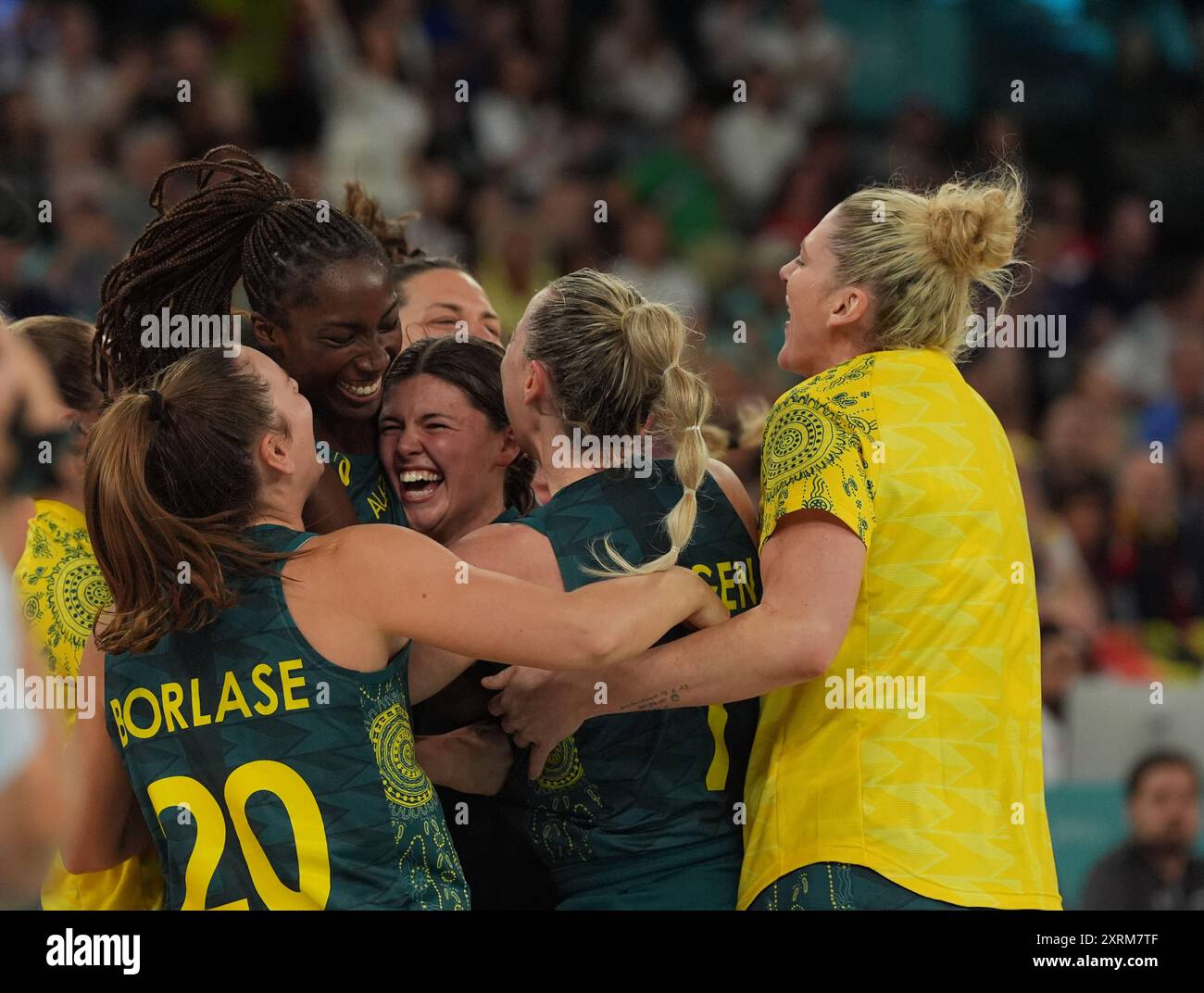 Paris, France. 11 août 2024. Les athlètes de l'équipe d'Australie célèbrent après le match de basket-ball féminin pour la médaille de bronze entre l'Australie et la Belgique aux Jeux Olympiques de Paris 2024 à Paris, France, le 11 août 2024. Crédit : Meng Yongmin/Xinhua/Alamy Live News Banque D'Images