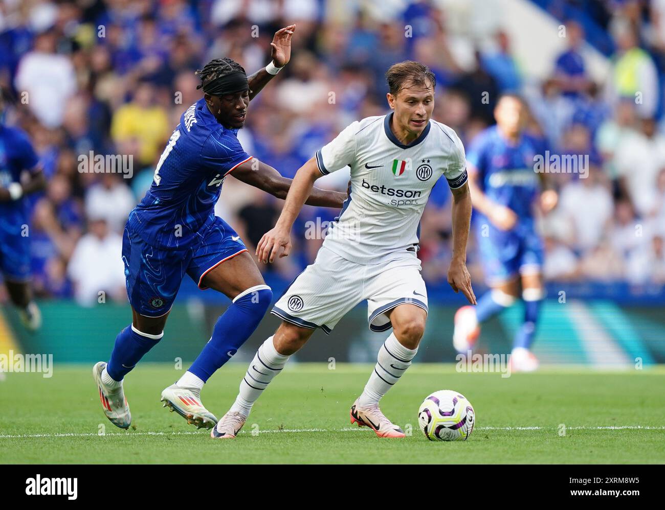 Nicolo Barella de l'Inter Milan se bat pour le ballon contre Noni Madueke de Chelsea lors du match amical d'avant-saison à Stamford Bridge, Londres. Date de la photo : dimanche 11 août 2024. Banque D'Images