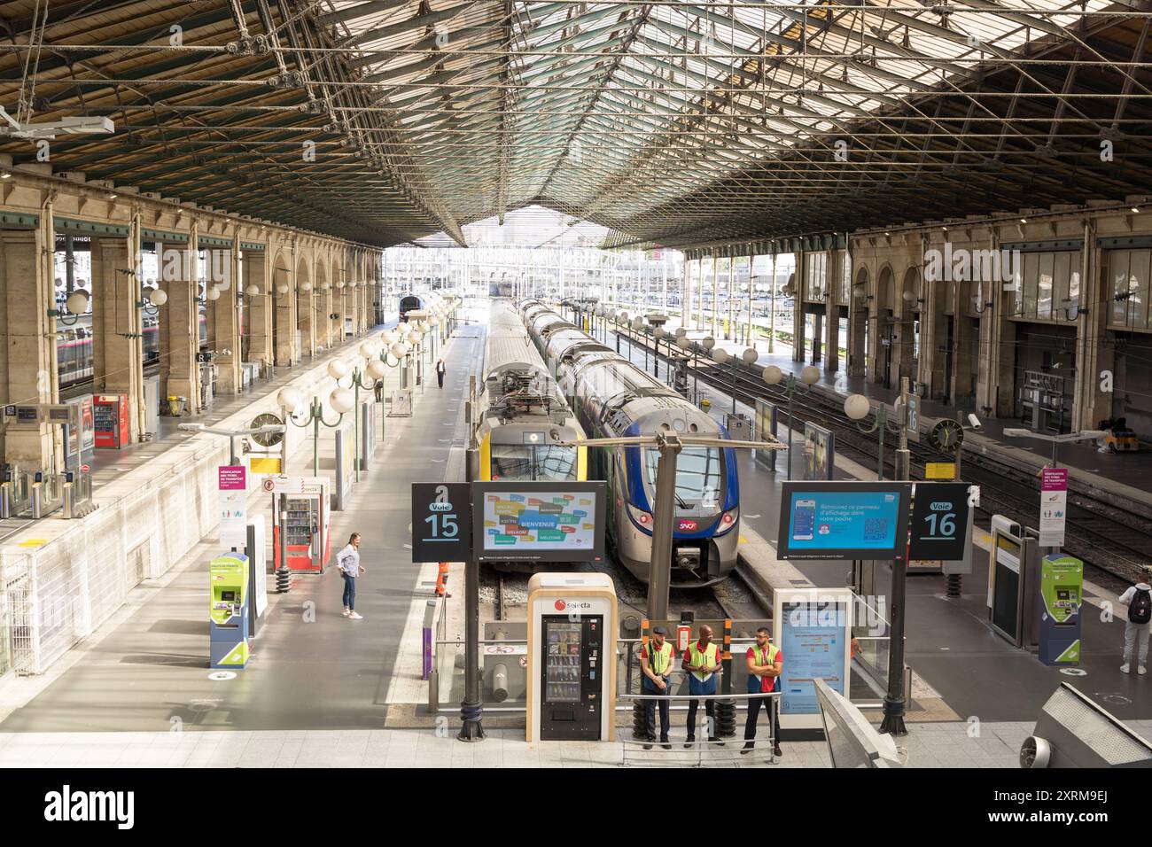 Vue intérieure de la gare du Nord, quai et personnes sur le hall, pendant les Jeux Olympiques de Paris 2024, France Banque D'Images