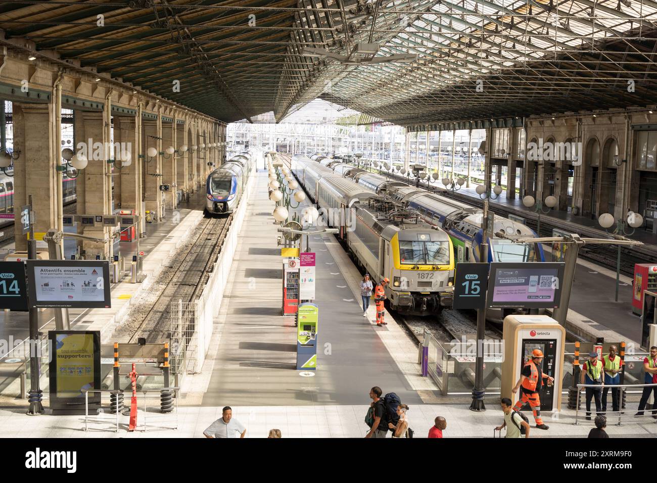 Vue intérieure de la gare du Nord, quai et personnes sur le hall, pendant les Jeux Olympiques de Paris 2024, France Banque D'Images
