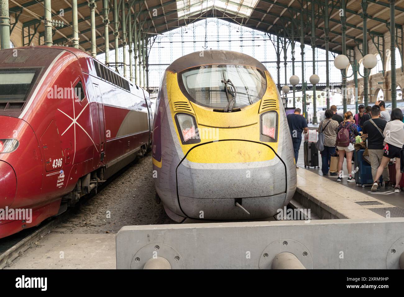 Vue de face des trains Eurostar sur un quai de la Gare du Nord, Paris France Banque D'Images