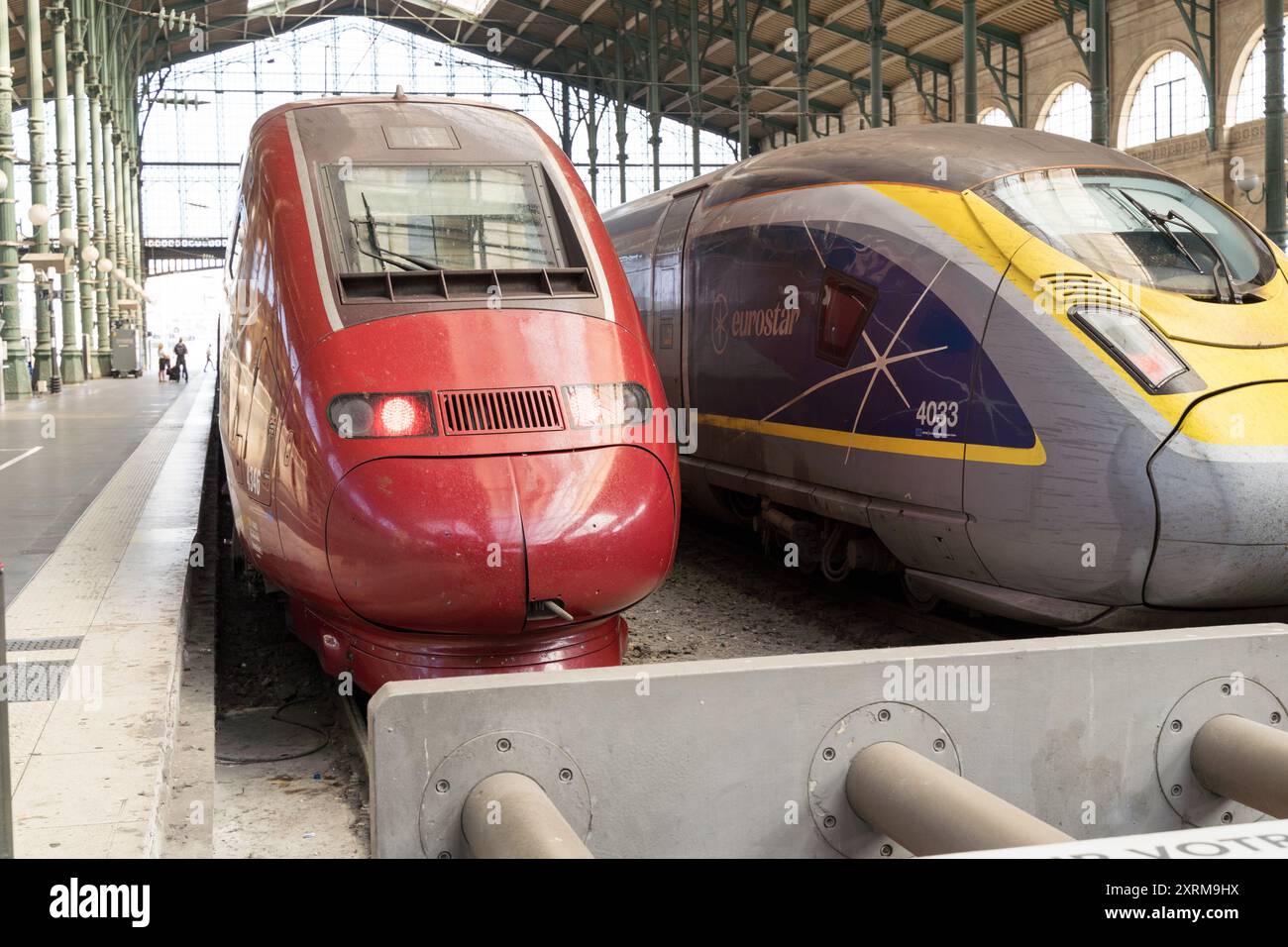 Vue de face des trains Eurostar sur un quai de la Gare du Nord, Paris France Banque D'Images