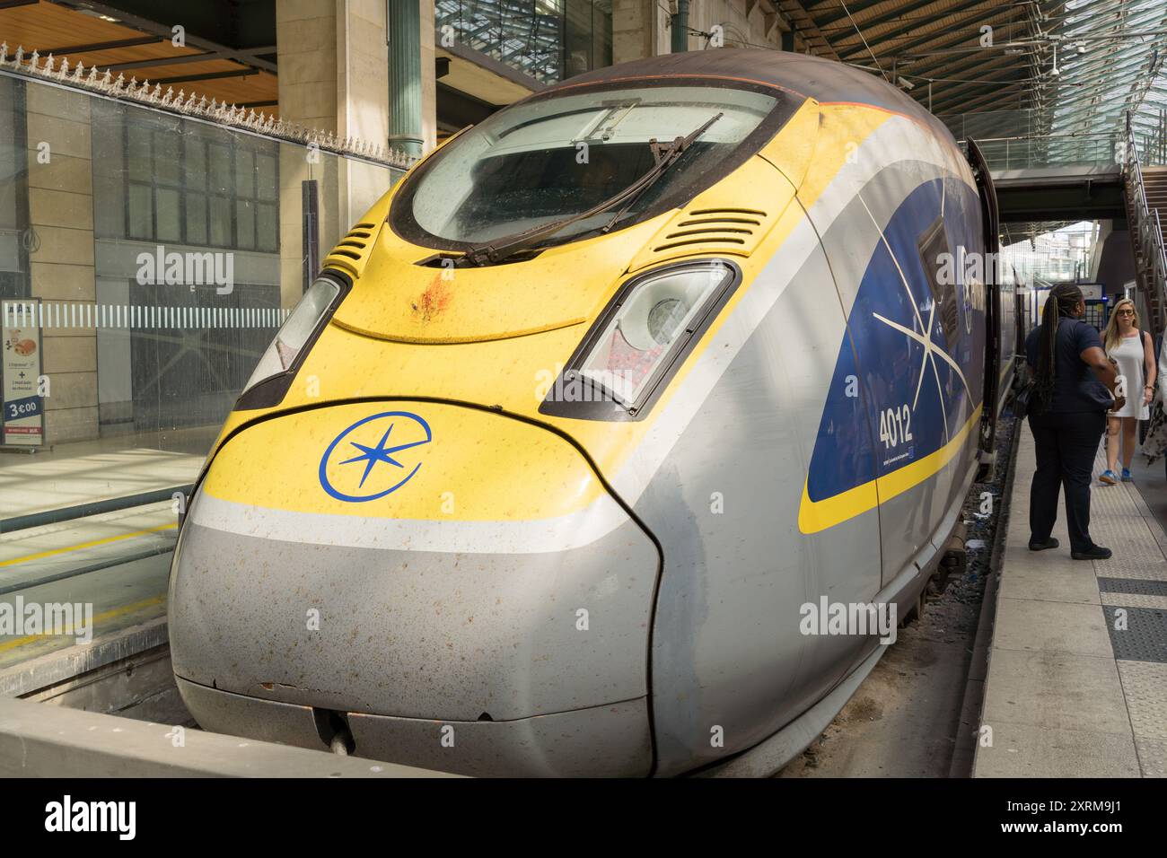 Vue de face des trains Eurostar sur un quai de la Gare du Nord, Paris France Banque D'Images
