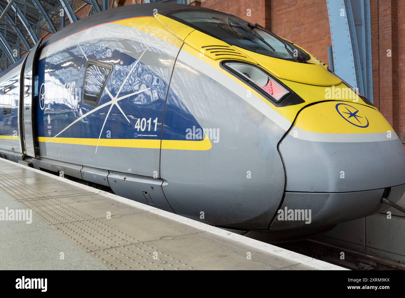 Vue de face des trains Eurostar sur un quai de la gare internationale de St Pancras, Londres, Royaume-Uni Banque D'Images