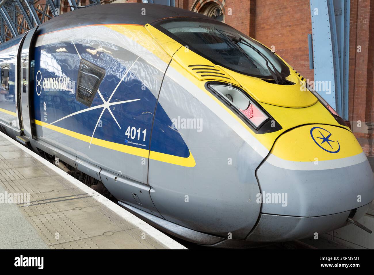 Vue de face des trains Eurostar sur un quai de la gare internationale de St Pancras, Londres, Royaume-Uni Banque D'Images