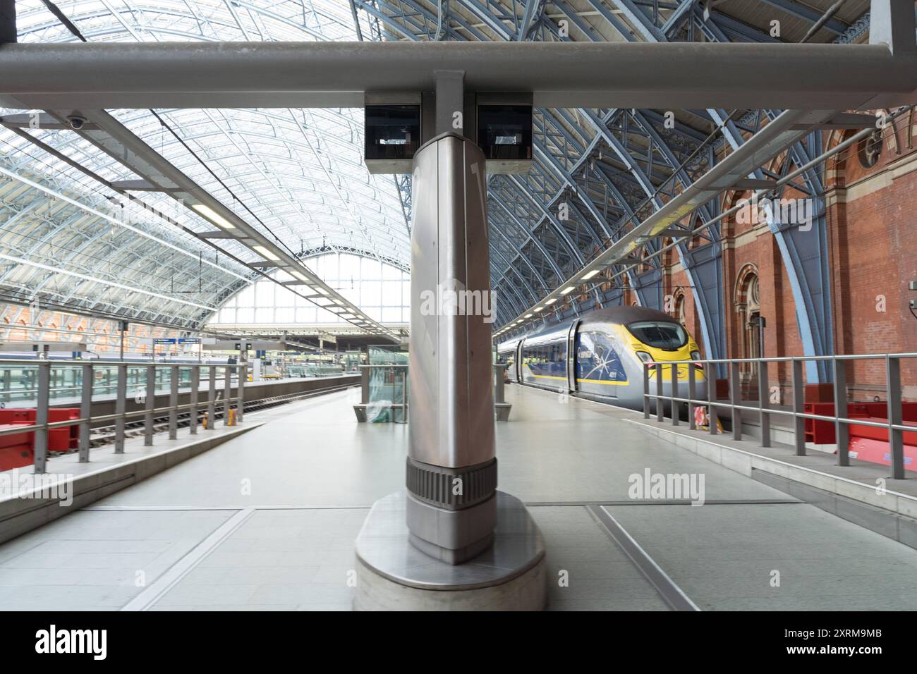 Trains Eurostar à la gare internationale de St Pancras recouverts de toits en acier UK Banque D'Images