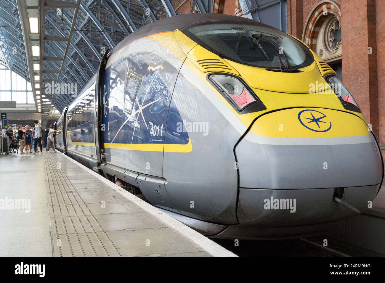Vue sur le train Eurostar et les passagers sur le point de monter à bord de leur train Eurostar à la gare internationale de St Pancras, Londres, Royaume-Uni Banque D'Images