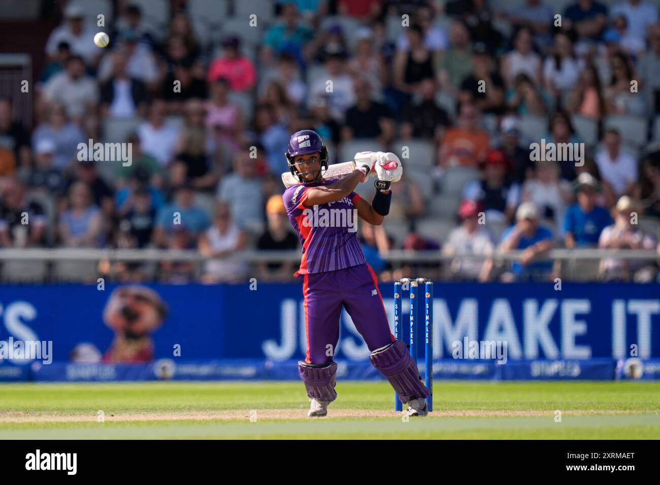 11 août 2024 ; Old Trafford Cricket Ground, Manchester, Angleterre ; The Hundred Womens Cricket, Manchester Originals versus Northern Superchargers ; Davina Perrin de Northern Superchargers en action de frappe Banque D'Images