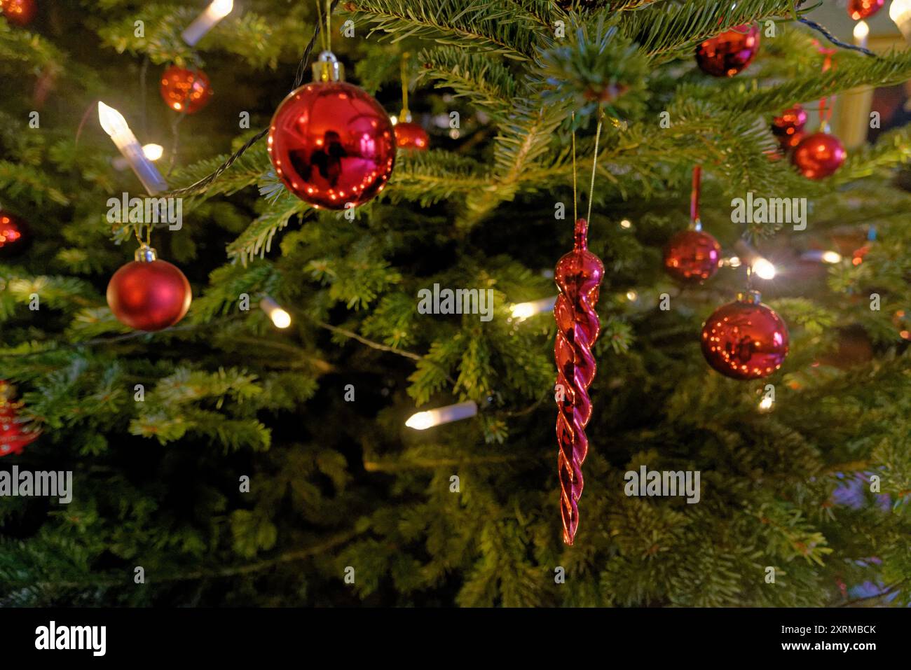 Objets décoratifs pour Noël et arrière-plan flou. Décorations de Noël décoration d'arbre de Noël Banque D'Images