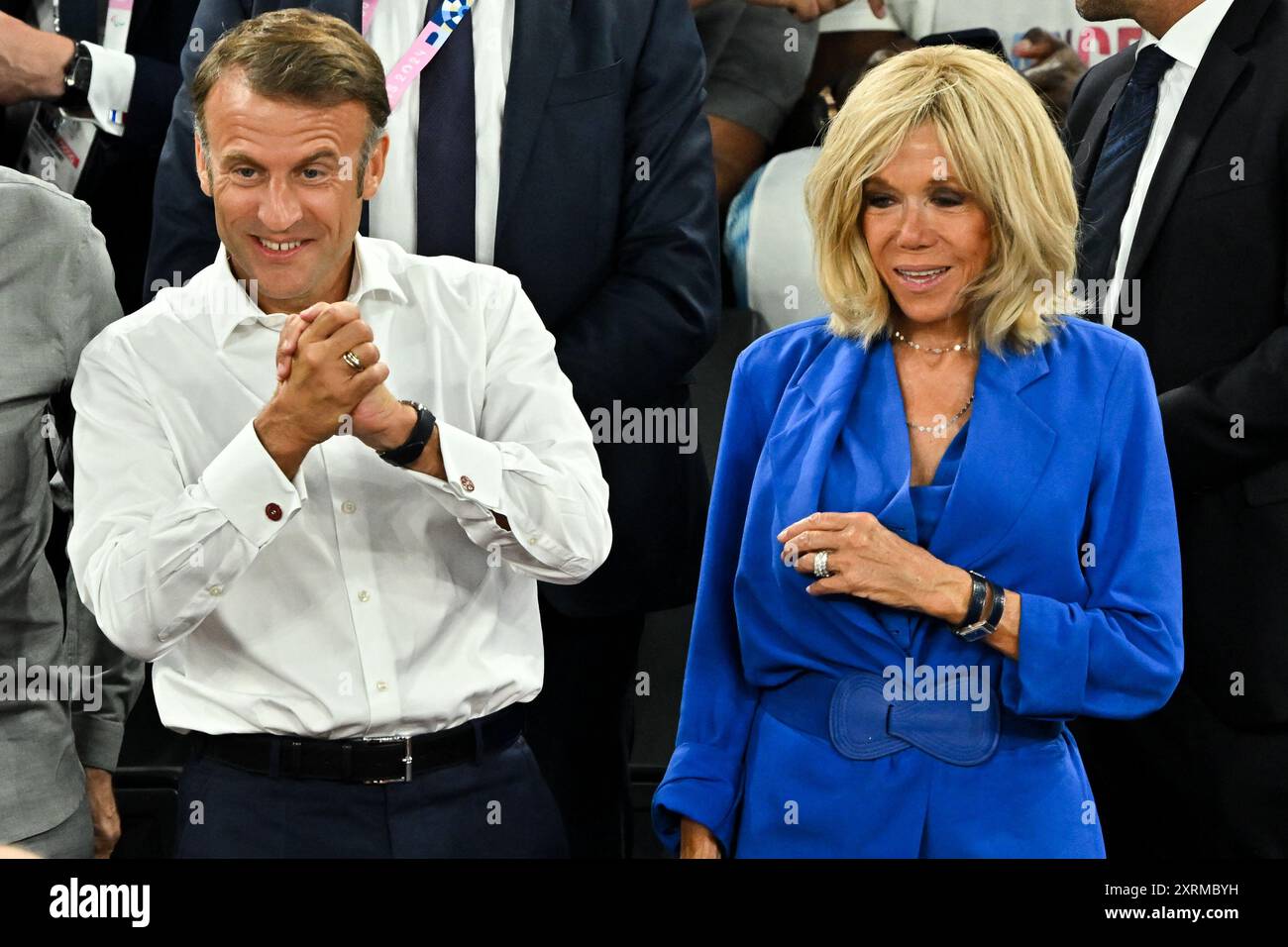 Paris, France. 11 août 2024. Le président français Emmanuel Macron et son épouse Brigitte Macron lors du match pour la médaille d'or finale de basket-ball féminin opposant l'équipe de France et l'équipe des États-Unis le seizième jour des Jeux Olympiques d'été de Paris 2024 au Bercy Arena le 11 août 2024 à Paris, France. Photo de Laurent Zabulon/ABACAPRESS. COM Credit : Abaca Press/Alamy Live News Banque D'Images