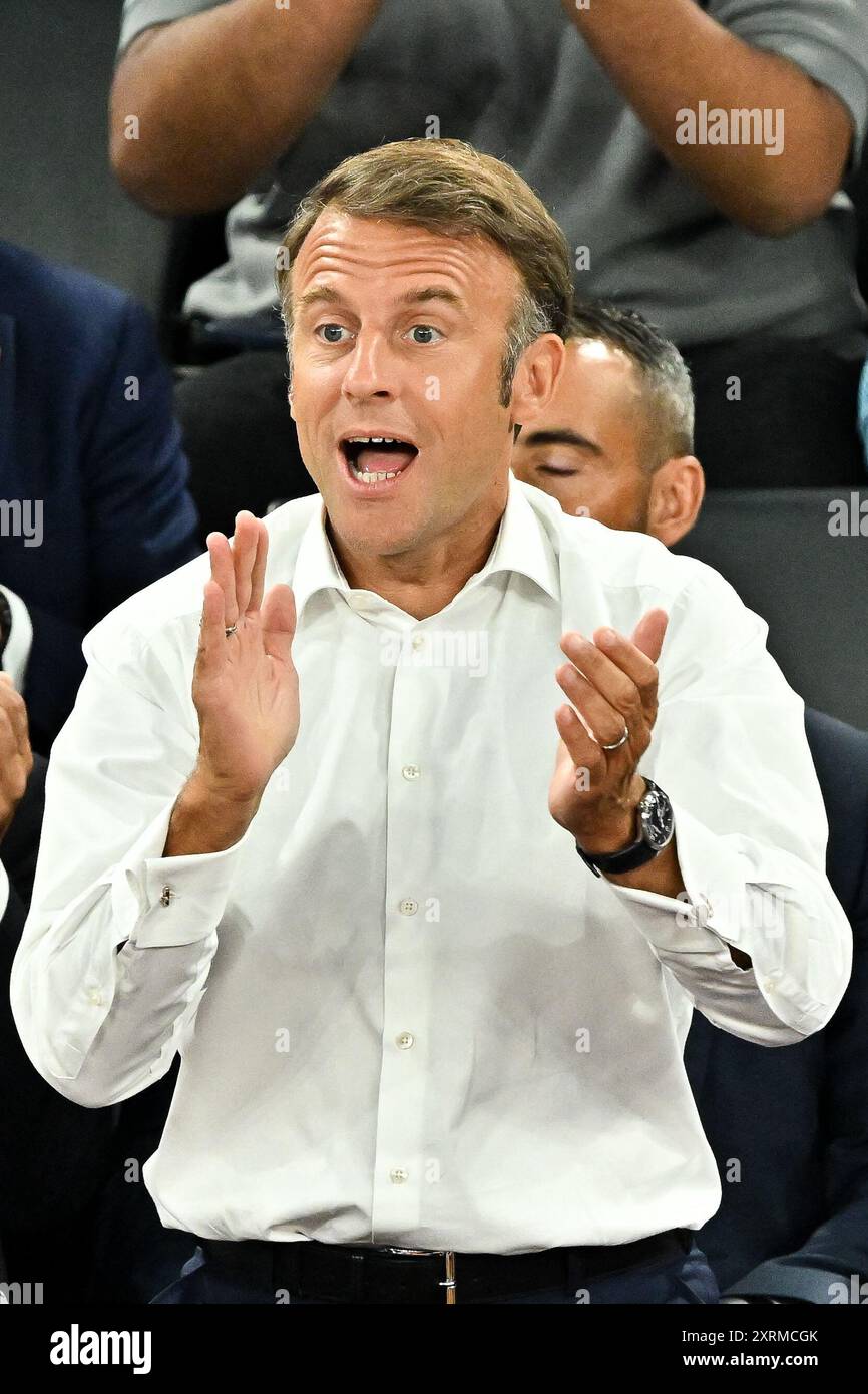 Paris, France. 11 août 2024. Le président français Emmanuel Macron et son épouse Brigitte Macron lors du match pour la médaille d'or finale de basket-ball féminin opposant l'équipe de France et l'équipe des États-Unis le seizième jour des Jeux Olympiques d'été de Paris 2024 au Bercy Arena le 11 août 2024 à Paris, France. Photo de Laurent Zabulon/ABACAPRESS. COM Credit : Abaca Press/Alamy Live News Banque D'Images