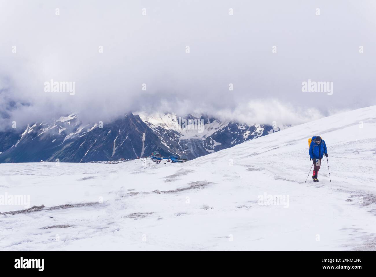 Elbrus, Russie - 31 juillet 2024 : grimpeur grimpe lentement la pente enneigée du mont Elbrus Banque D'Images