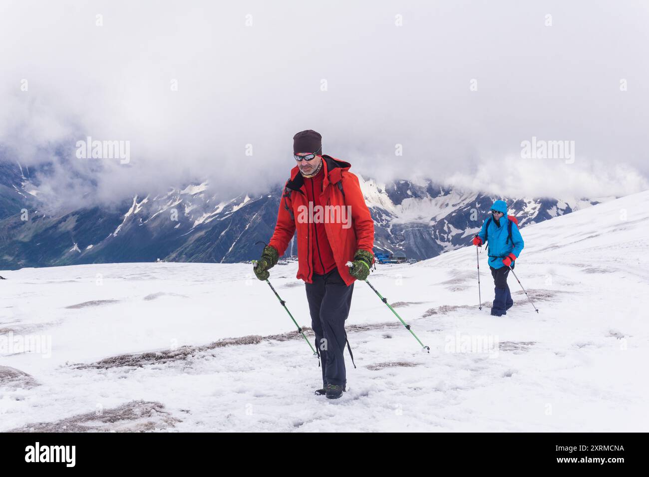 Elbrus, Russie - 31 juillet 2024 : les grimpeurs gravissent lentement la pente enneigée du mont Elbrus Banque D'Images