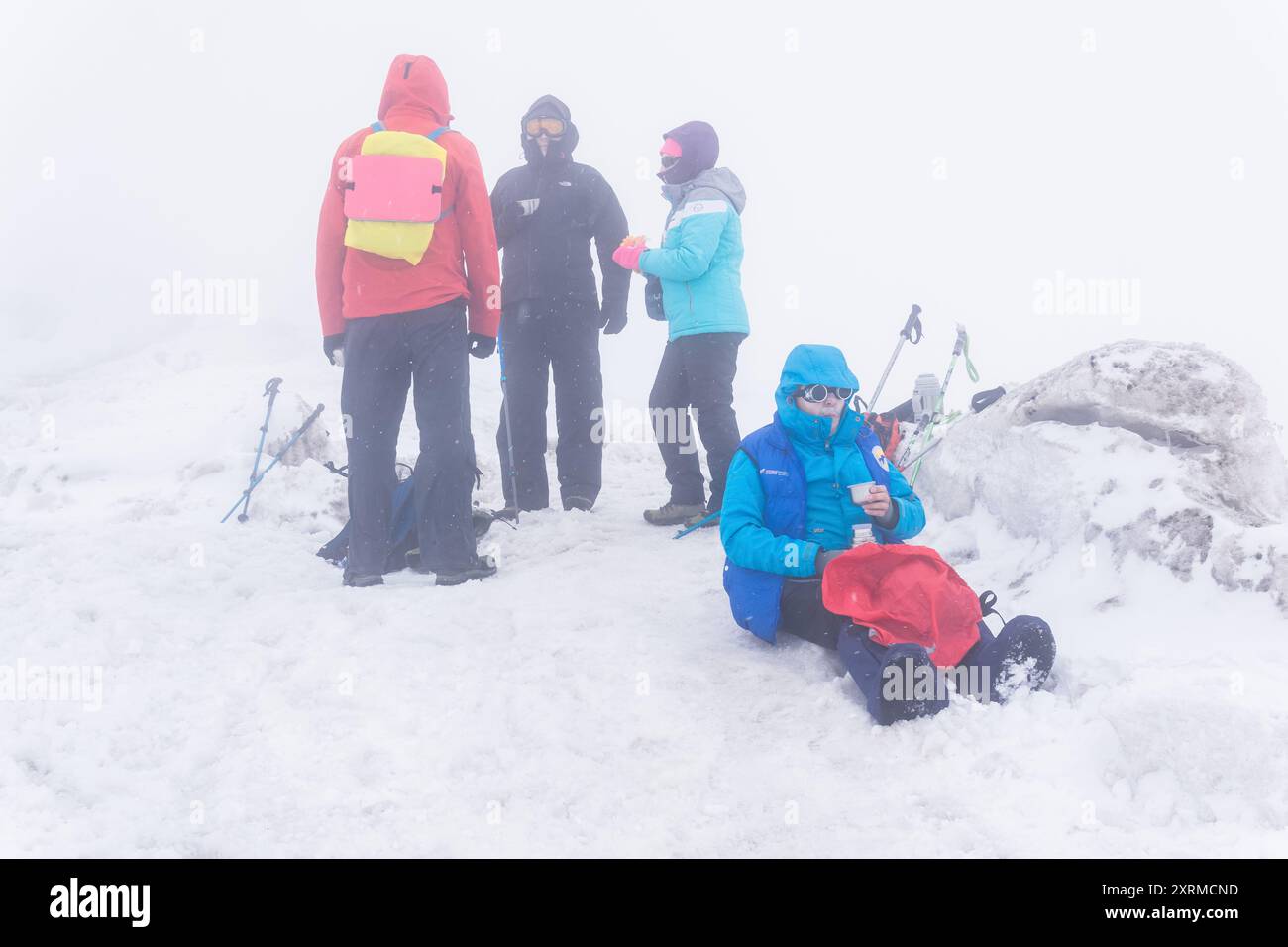 Elbrus, Russie - 31 juillet 2024 : les grimpeurs se reposent dans un brouillard enneigé pendant leur ascension d'une montagne Banque D'Images