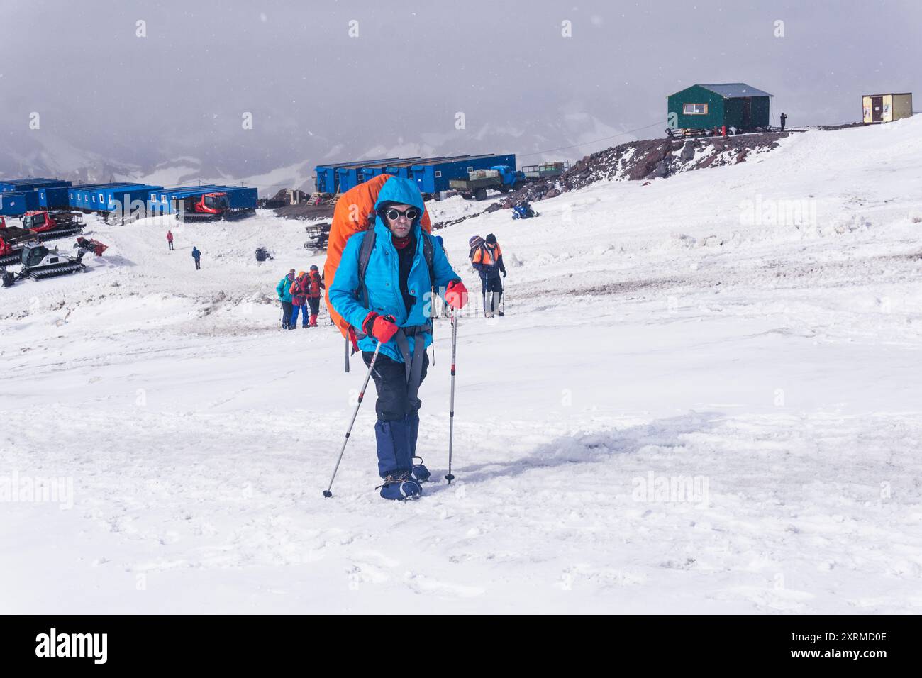 Elbrus, Russie - 01 août 2024 : les grimpeurs gravissent lentement la pente enneigée du mont Elbrus Banque D'Images