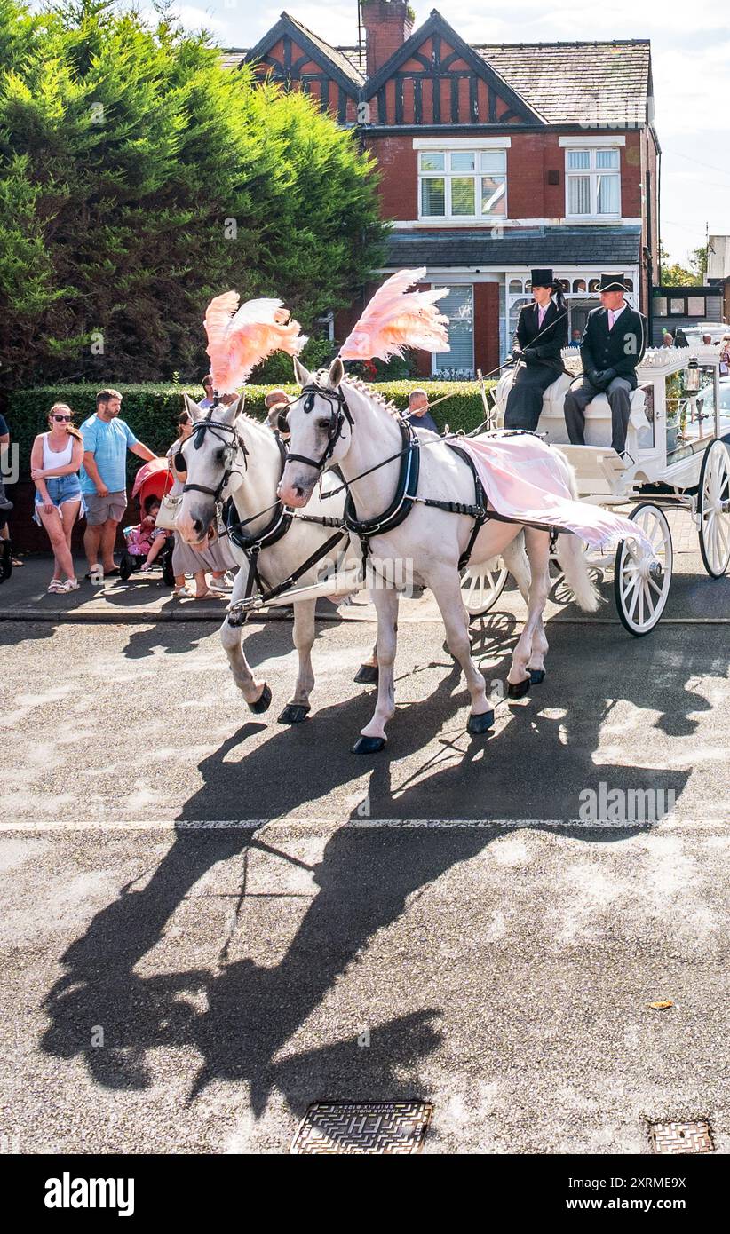 Le cheval tire un corbillard portant le cercueil de Southport poignardant Alice da Silva Aguiar quittant l'église St Patrick de Southport après ses funérailles. Le jeune homme de neuf ans est mort dans une attaque au couteau lors d'un cours de danse à Southport le 29 juillet. Date de la photo : dimanche 11 août 2024. Banque D'Images