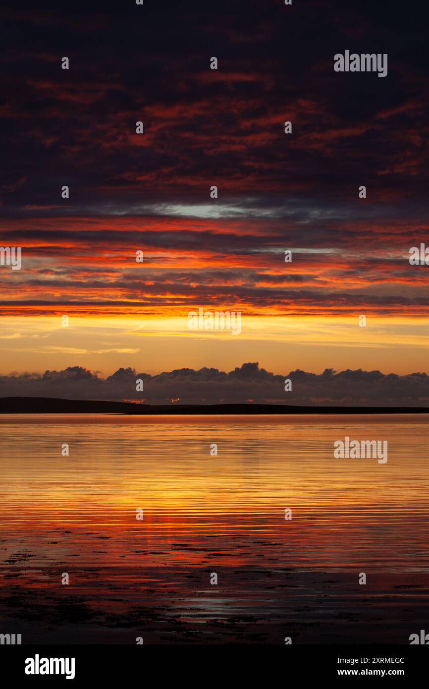 Coucher de soleil sur Stronsay en milieu d'été, Orcades, Écosse Banque D'Images