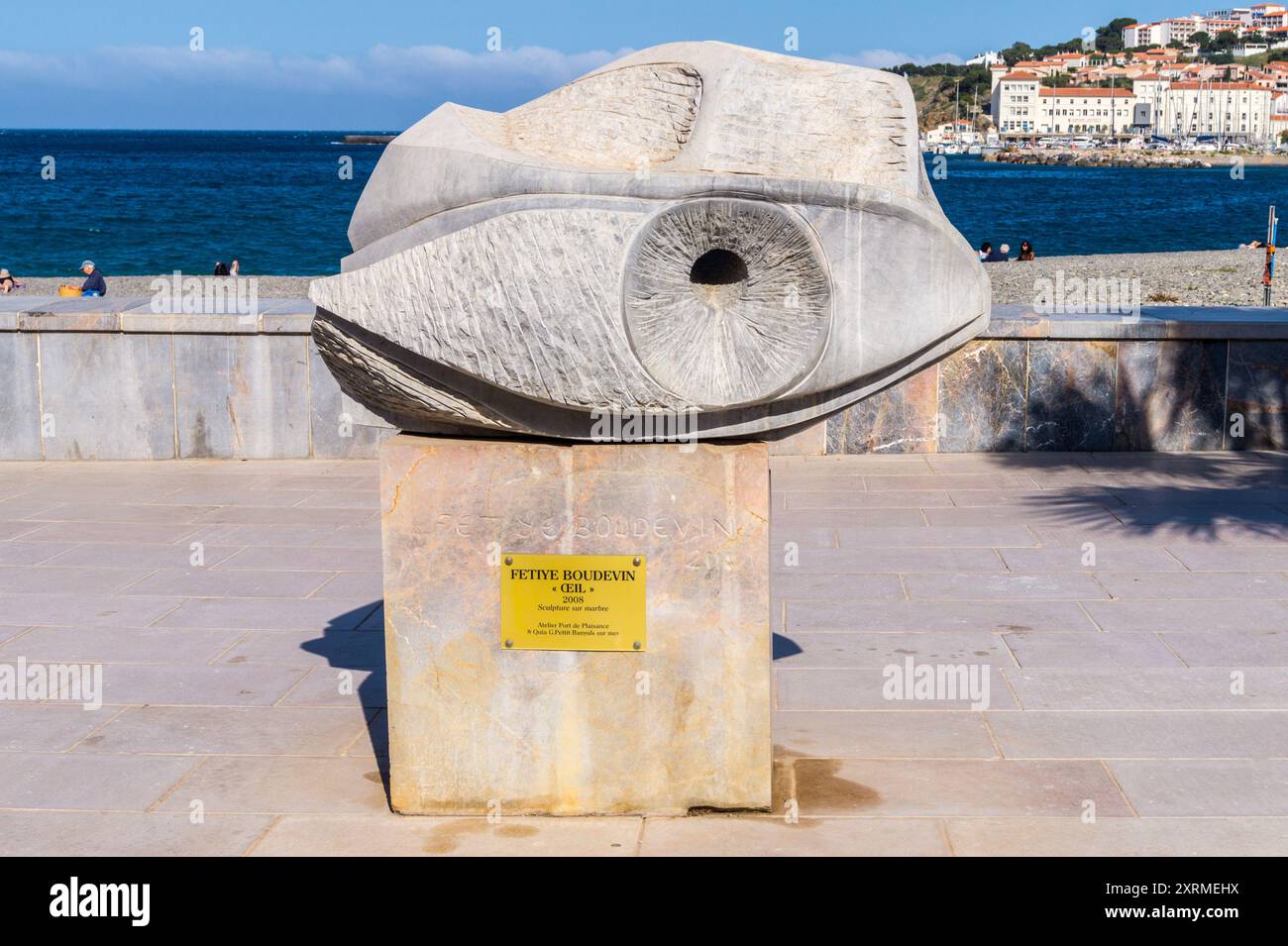 'Oeil', sculpture en marbre de Fetiye Boudevin, 2008, promenade de Banyuls, Pyrénées Orientales, Occitanie, France Banque D'Images