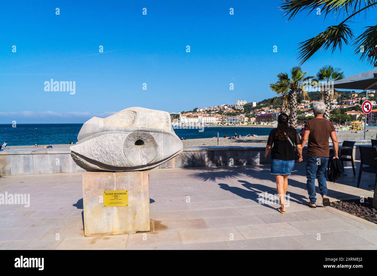 'Oeil', sculpture en marbre de Fetiye Boudevin, 2008, promenade de Banyuls, Pyrénées Orientales, Occitanie, France Banque D'Images