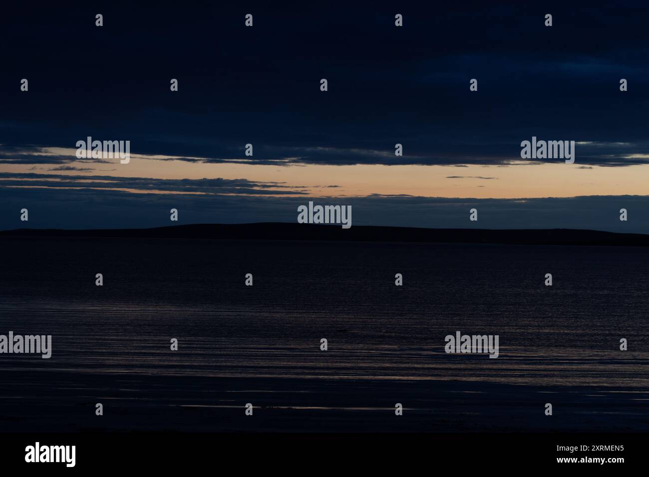 Crépuscule du milieu de l'été dans les Orcades, en Écosse Banque D'Images