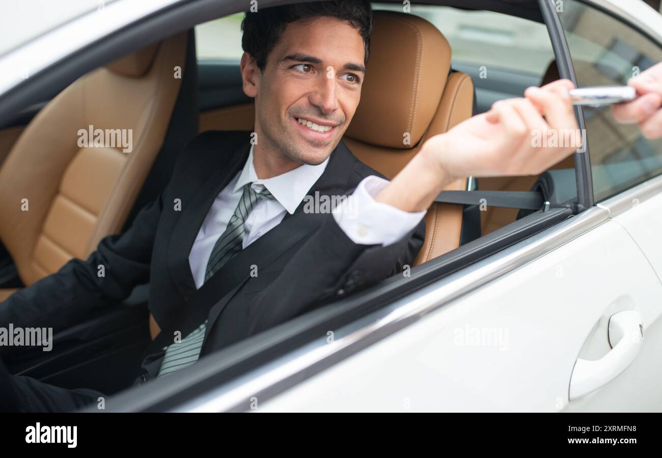 Homme prenant sa nouvelle clé de voiture après l'entretien Banque D'Images