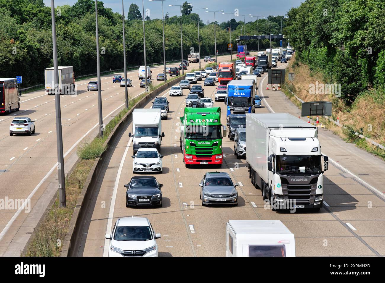 Circulation dense dans le sens inverse des aiguilles d'une montre à l'approche des travaux à la sortie 10 de l'autoroute M25 à Wisley Surrey Angleterre Royaume-Uni Banque D'Images