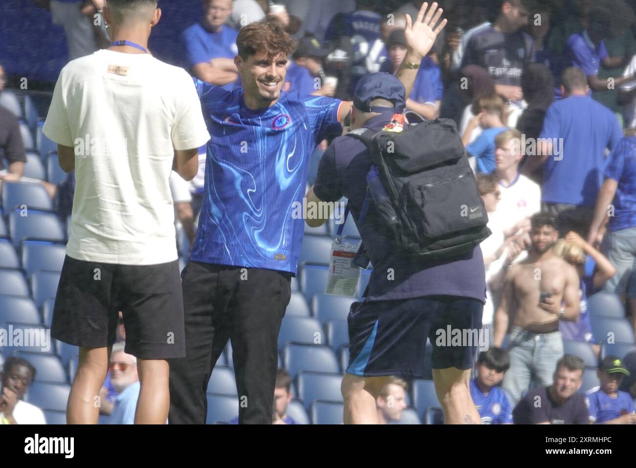 Chelsea, Londres, Royaume-Uni - dimanche 11 août 2024 Chelsea Football Club jouant contre l'Inter Milan Football Club (Italie) dans un match amical d'avant-saison dans leur stade, Stamford Bridge OPS ici : Pedro Neto fait signe à ses supporters à la mi-temps après avoir signé pour Chelsea FC de Wolves - crédit : Motofoto/Alamy Live News Banque D'Images