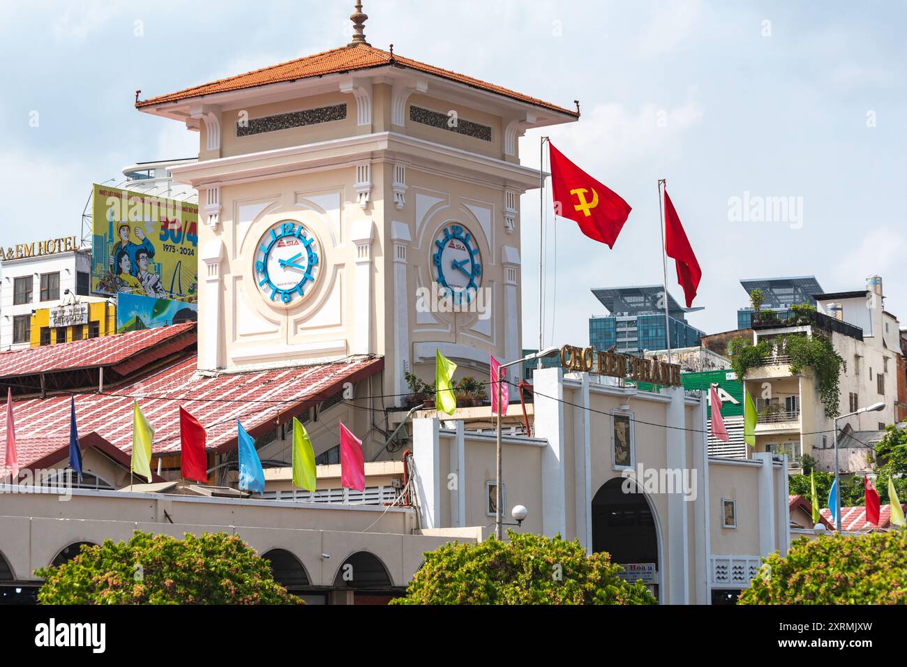 Ho Chi Minh ville, Vietnam - 9 juillet 2024 : la tour du marché Ben Thanh décorée de drapeaux. Banque D'Images
