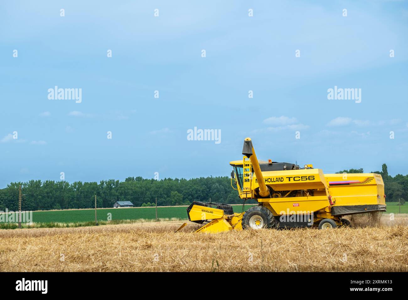 Blue Sky pour récolte avec moissonneuse-batteuse | ciel bleu et soleil pour moissonner avec moissonneuse-batteuse Banque D'Images