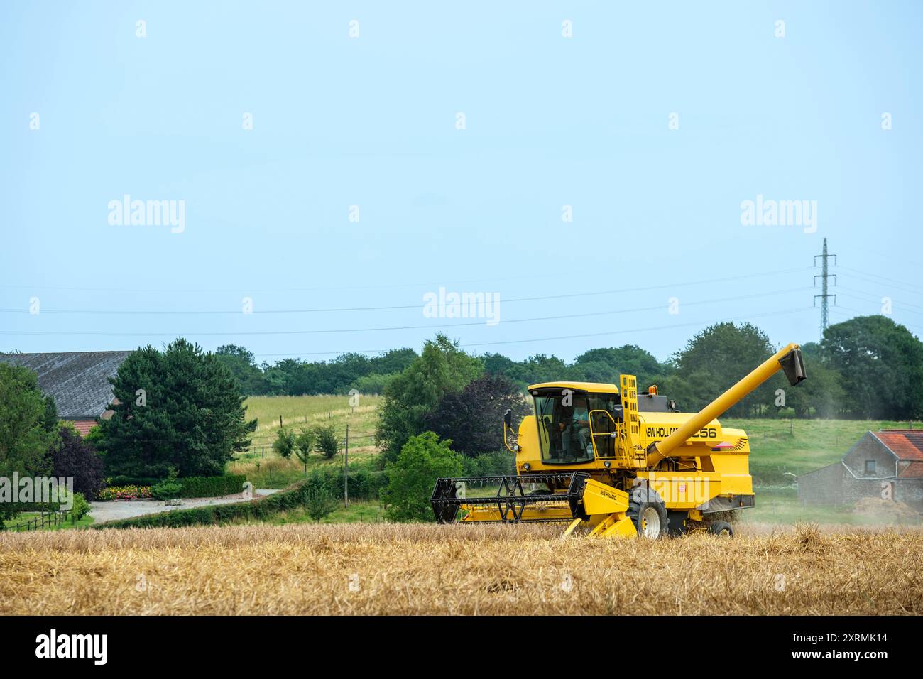 Blue Sky pour récolte avec moissonneuse-batteuse | ciel bleu et soleil pour moissonner avec moissonneuse-batteuse Banque D'Images