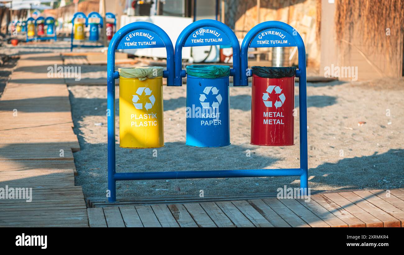 conteneurs, poubelles pour séparer les déchets sur la plage, recyclage des déchets, protection de l'environnement Banque D'Images