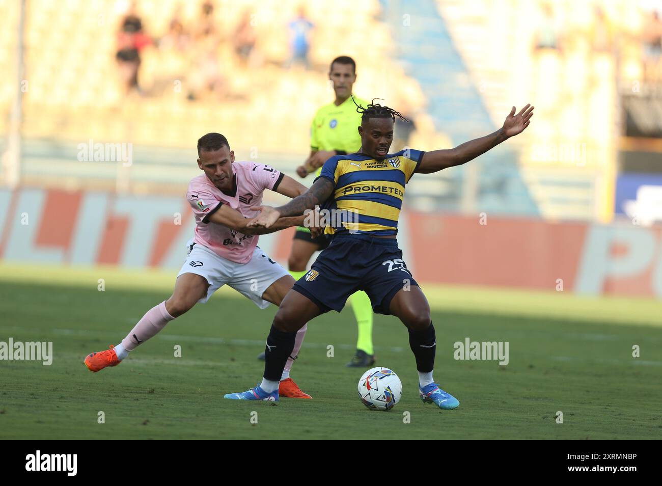 Parme, Italie. 11 août 2024. Parme'sWylan Cyprien et Alexis Blin de Palerme en action lors du match de Coupe d'Italie de football entre Parme et Palerme au stade Ennio TardiniStadium de Parme, dimanche 11 août 2024. (Photo de Gianni Santandrea/LaPresse) crédit : LaPresse/Alamy Live News Banque D'Images