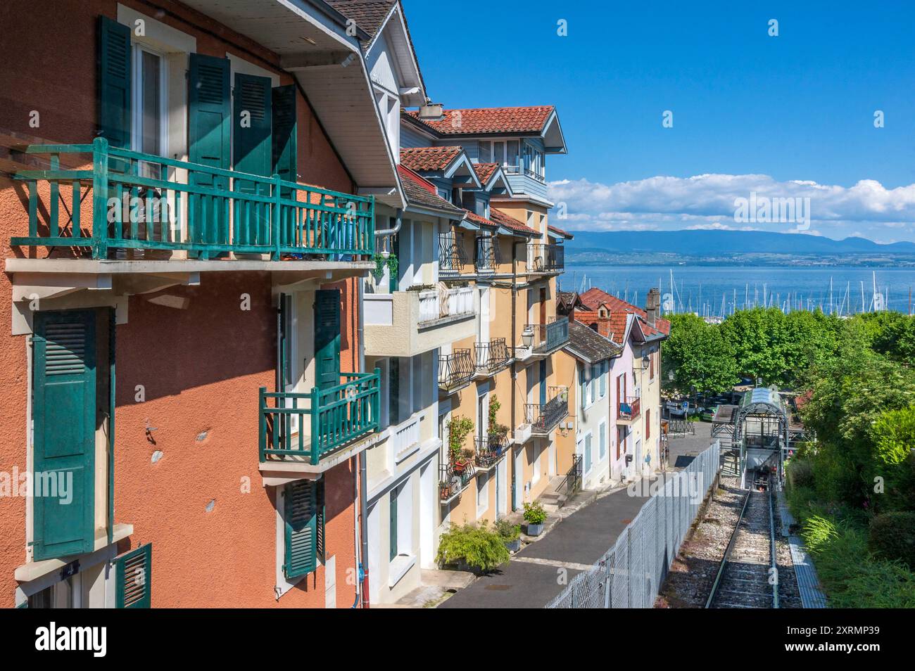 Vue sur les pistes du funiculaire de Thonon-les-bains avec maisons limitrophes et lac Léman à l'horizon Banque D'Images