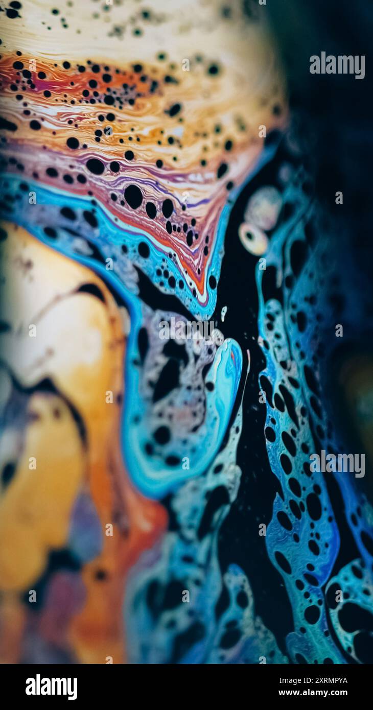 Mousse colorée. Huile liquide. Flou défocalisé rose bleu orange peinture arc-en-ciel bulles texture vague sur fond d'art abstrait noir foncé. Banque D'Images