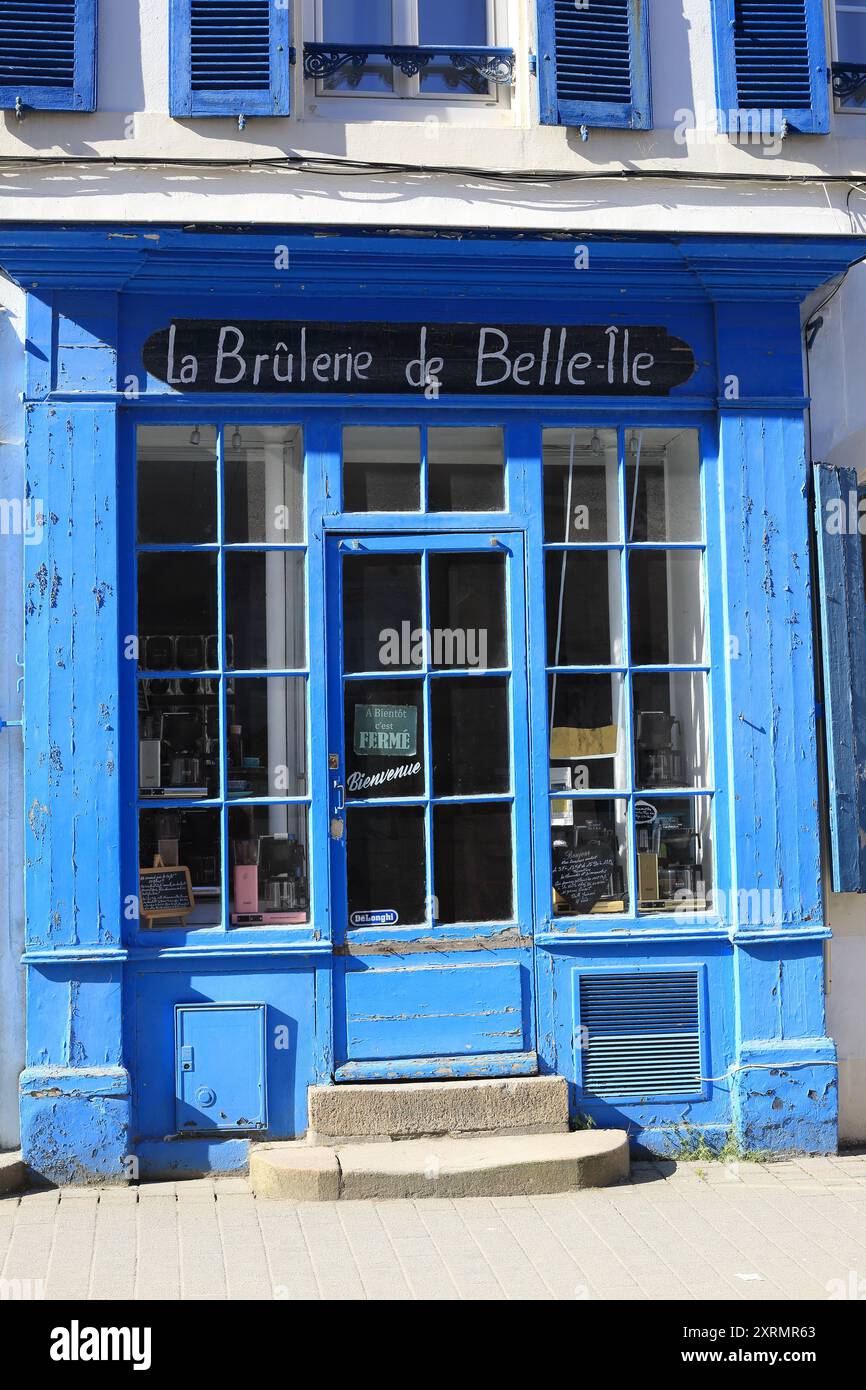 Boutique façade avec peinture peeling bleue, Rue de l'Eglise, le Palais, belle Ile en mer, Bretagne, France Banque D'Images