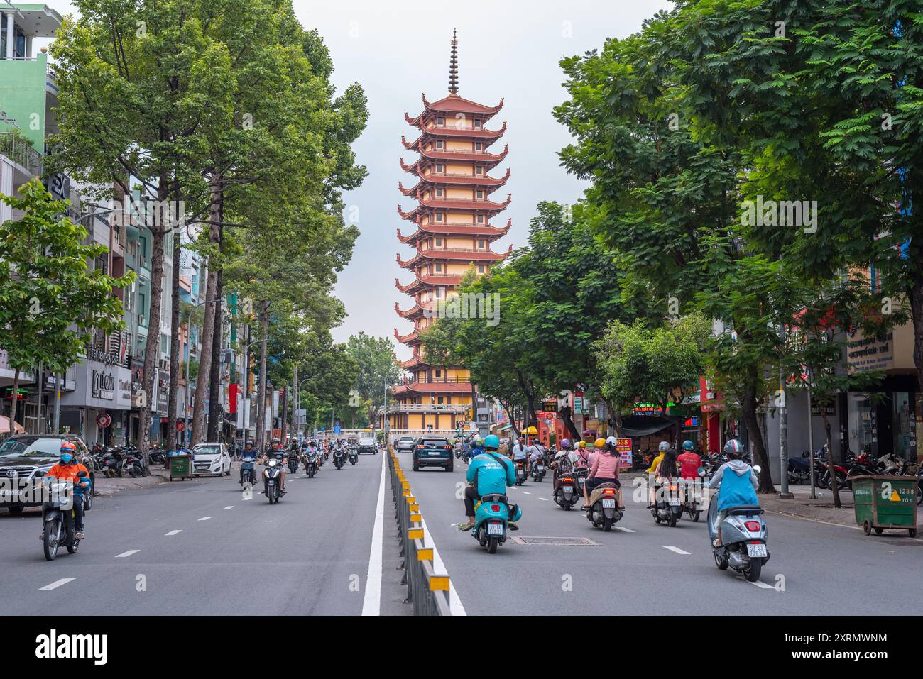 Ho Chi Minh-ville, Vietnam - 6 juillet 2024 : le Hong Phong Street avec la pagode nationale du Vietnam. Banque D'Images