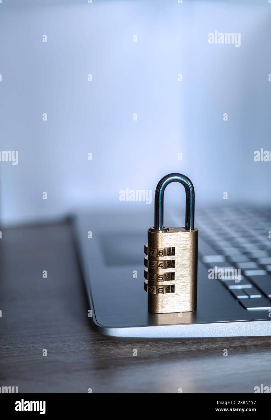 Gros plan d'un cadenas à numéro fermé sur un ordinateur portable, sécurité, antivirus, protection, concept antivol Banque D'Images