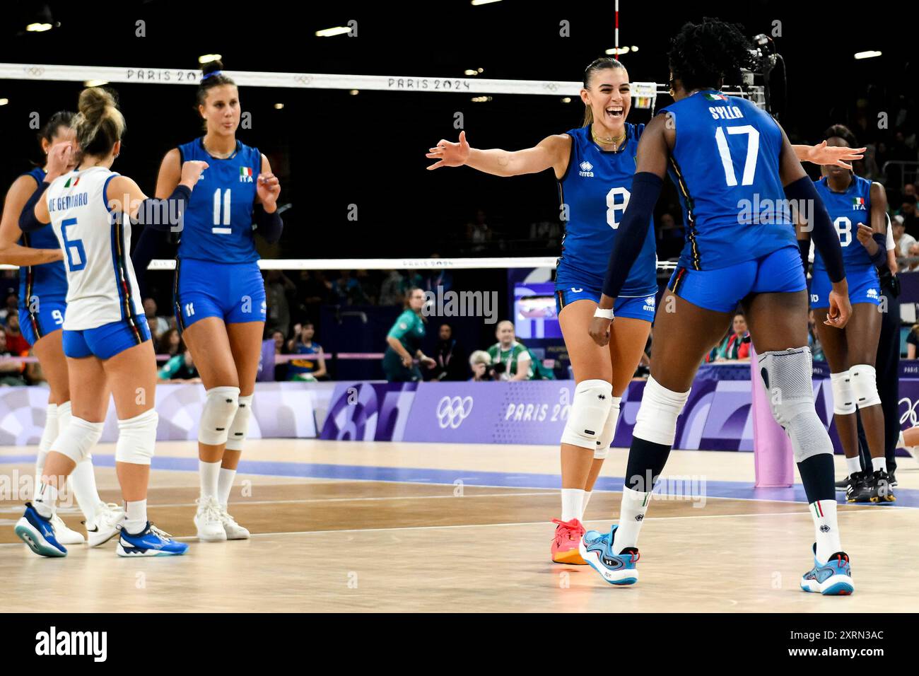 Paris, France. 11 août 2024. Alessia Orro (2r) et Myriam Fatime Sylla, d’Italie (R), célèbrent le match pour la médaille d’or de volleyball entre les États-Unis d’Amérique et l’Italie des Jeux Olympiques de Paris 2024 à l’Arena Paris Sud 1 à Paris (France), le 11 août 2024. L'Italie a battu les États-Unis 3-0 et a remporté la médaille d'or. Crédit : Insidefoto di andrea staccioli/Alamy Live News Banque D'Images