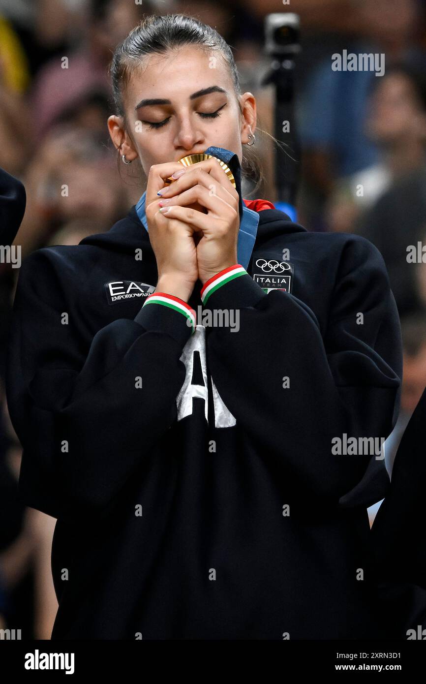 Paris, France. 11 août 2024. L’italienne Alessia Orro célèbre la fin du match pour la médaille d’or de volleyball entre les États-Unis d’Amérique et l’Italie des Jeux Olympiques de Paris 2024 à l’Arena Paris Sud 1 à Paris (France), le 11 août 2024. L'Italie a battu les États-Unis 3-0 et a remporté la médaille d'or. Crédit : Insidefoto di andrea staccioli/Alamy Live News Banque D'Images