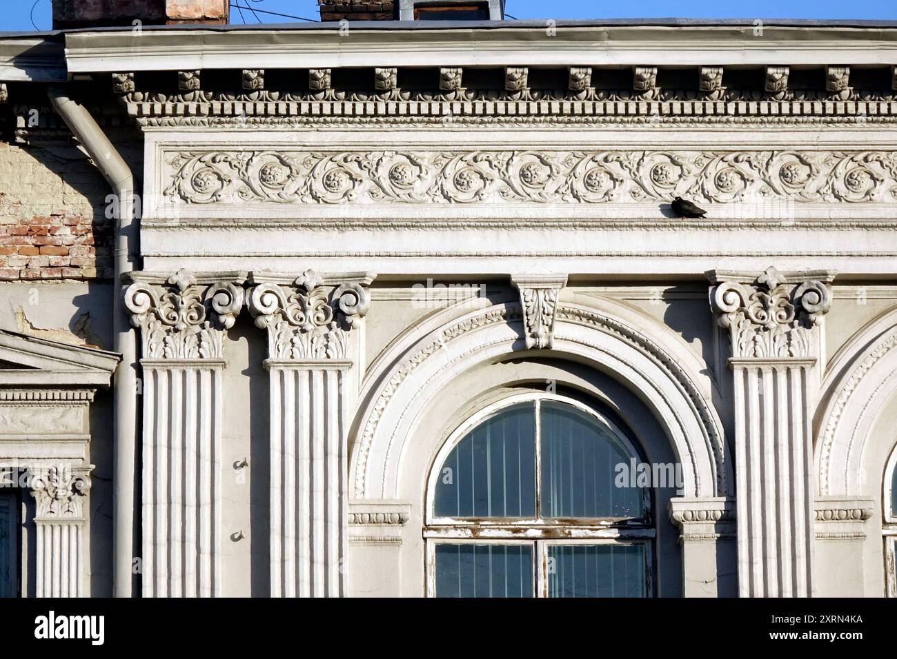 Des éléments ornementaux élégants ornent la partie supérieure d'un bâtiment historique de Lviv, mettant en valeur le riche patrimoine architectural de la ville. Banque D'Images