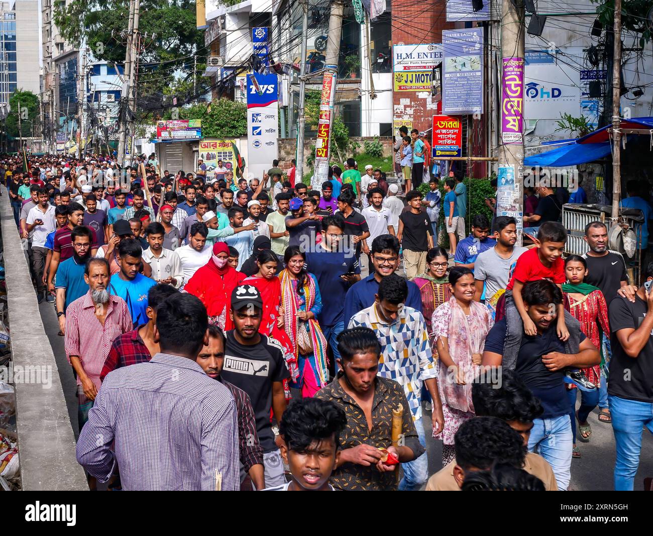 Mouvement de réforme des quotas au Bangladesh et manifestation antigouvernementale pro-démocratie au Bangladesh. Les gens célèbrent la démission du premier ministre Hasina. Banque D'Images