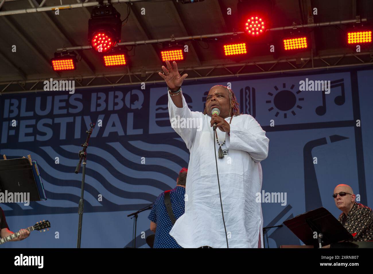 Alexis P. Suter, la chanteuse de blues soul blues née à Brooklyn, a joué avec son groupe au Blues barbecue Festival de 2024 à Hudson River Park. Banque D'Images