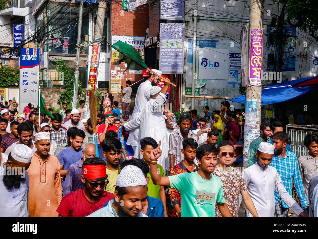 Mouvement de réforme des quotas au Bangladesh et manifestation antigouvernementale pro-démocratie au Bangladesh. Les gens célèbrent la démission du premier ministre Hasina. Banque D'Images